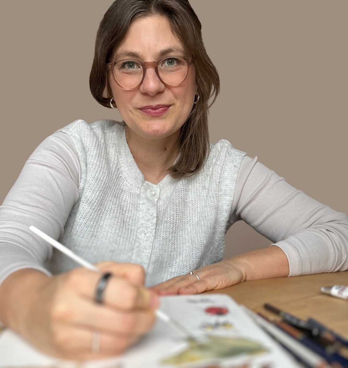 Sandra Barwitzki beim Illustrieren in ihrem Atelier